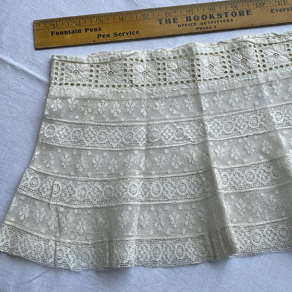 Antique Edwardian/Victorian patterned lace for skirt/dress hem - Picture 5 of 12